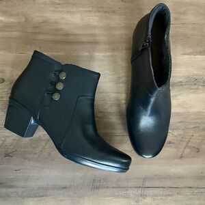 (New) Clarks Ankle Boot, Very Comfortable, Black Genuine Leather, Size 9